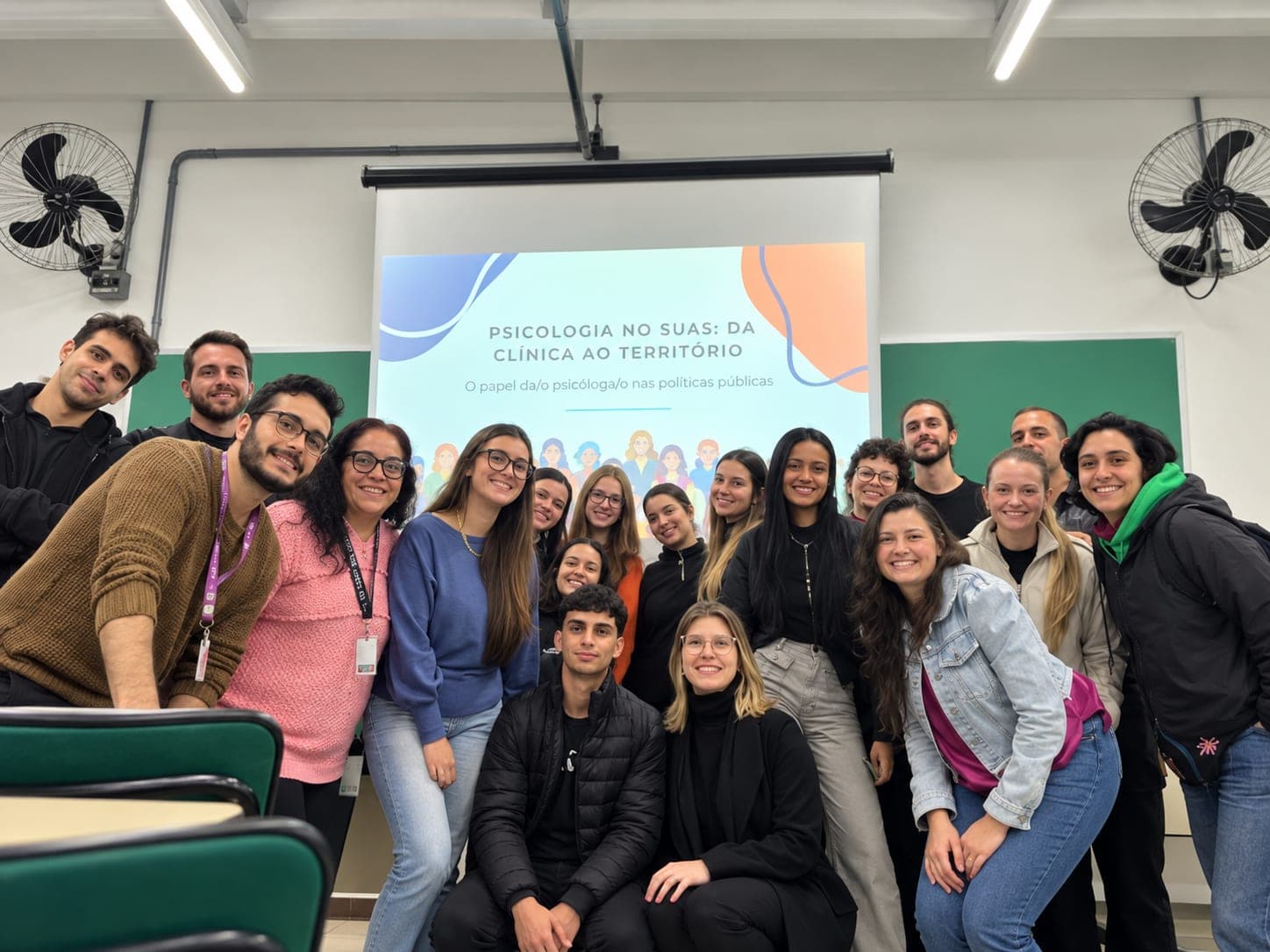 Fernanda com participantes após a palestra “Psicologia no SUAS: da clínica ao território”